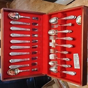 Make offer-Wm Rogers silver plated 8pc silverware setting